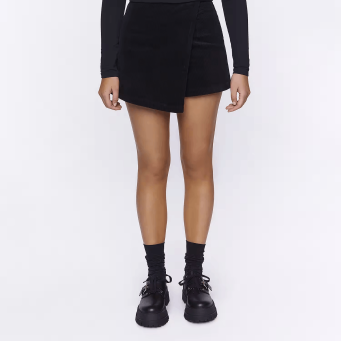 السراويل القصيرة والتنانير